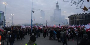 Marsz Niepodłegłości - centrum Warszawy zadymione
