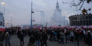 Marsz Niepodłegłości - centrum Warszawy zadymione
