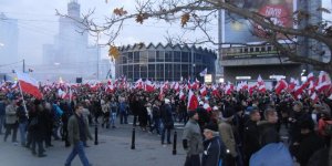 Marsz Niepodłegłości - centrum Warszawy zadymione