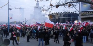 Marsz Niepodłegłości - centrum Warszawy zadymione