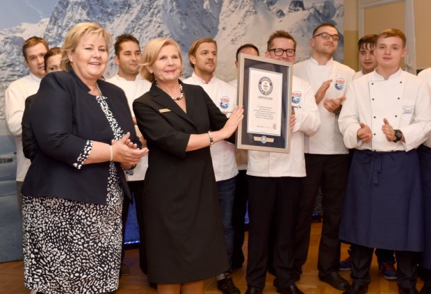Certyfikat rekordu - od lewej Pani Erna Solberg - Premier  Norwegii i Pani Jolanta Litniewska - Dyrektor Zespołu Szkół Gastronomicznych Poznańska