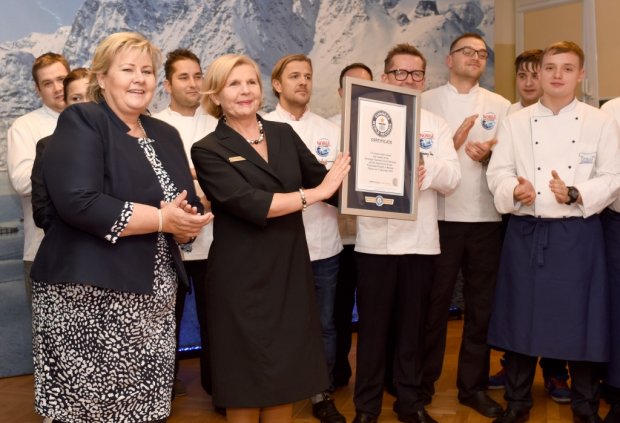 Certyfikat rekordu - od lewej Pani Erna Solberg - Premier Norwegii i Pani Jolanta Litniewska - Dyrektor Zespołu Szkół Gastronomicznych Poznańska