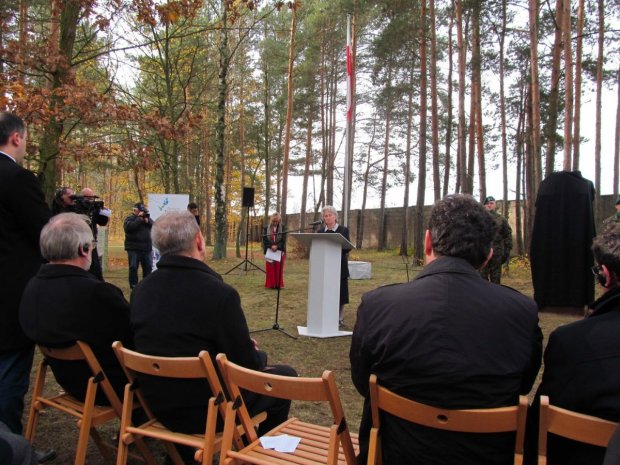 Krystyna Rowecka Trzebicka - bratanica generała przemawia przed odsłonięciem pomnika.