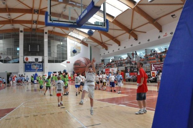 Koszykarska rozgrzewka w hali sportowej „Koło” przy ul. Obozowej 85 (fot. D. Piątkowski)