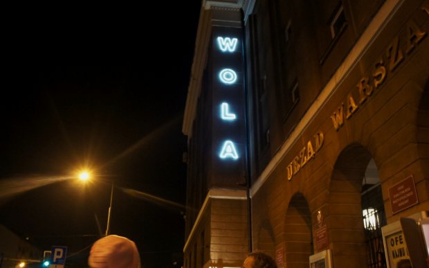 Neon „Wola” - Pulsujący neon „Wola” upamiętnił na budynku Urzędu Dzielnicy 70. rocznicę zakończenia Powstania Warszawskiego