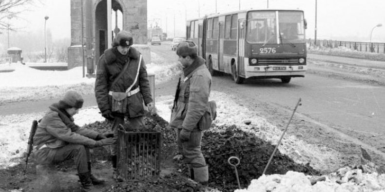 Żołnierze za Mostem Poniatowskiego w Warszawie po stronie praskiej (Saska Kępa) ogrzewają się przy koksowniku