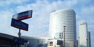 Aleje Jerozolimskie i ulica Emilli Plater - oznakowanie przy skrzyżowaniu