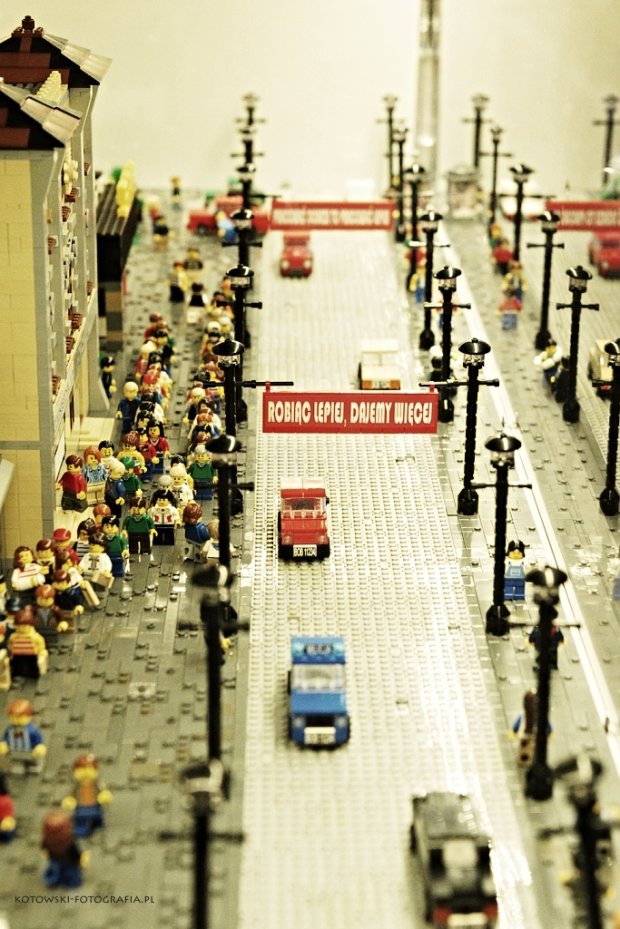 Największa w Polsce wystawa budowli z klocków LEGO .Wymowne otwarcie wystawy 13 grudnia. Kolejki pod mięsnym, czołgi i koksowniki na ulicach... Jak dobrze że to tylko zabawa klockami