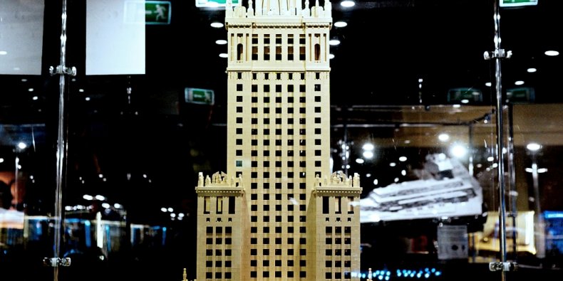 Największa w Polsce wystawa budowli z klocków LEGO - No i trafił nasz "Pekin" pod strzechy
