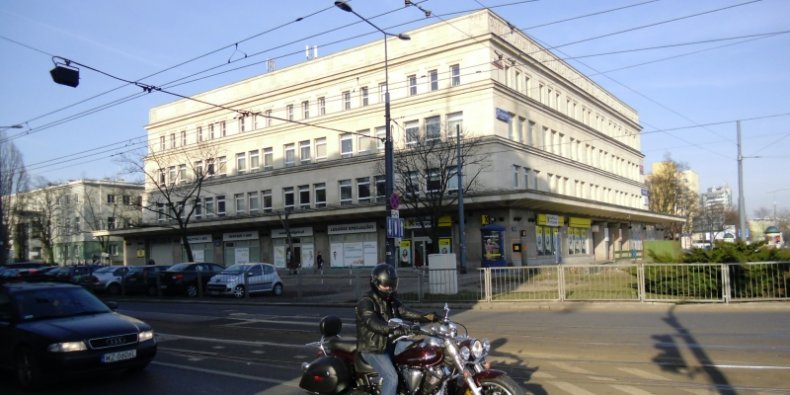 PDT na Woli - dawny Powszechny Dom Towarowy przy skrzyżowaniu ulic Młynarskiej, Al. Solidarności i Wolskiej