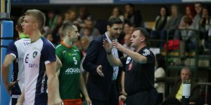 Piotr Gruszka w rozmowie z sędzią po jednej ze spornych sytuacji