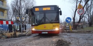 Autobus linii 189 - tuż przy mogącym osunąć się wykopie