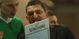 Adam Kaczmarczyk słucha ostatnich instrukcji trenera