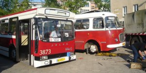 Berliet PR100 - odrestaurowany autobus warszawskiego Klubu Miłośników Komunikacji Miejskiej przed paradą autobusów (Noc Muzeów 2007 r.). Obok trwa naprawa "kapcia" jaki złapał Ogórek czyli Jelcz MEX 272.