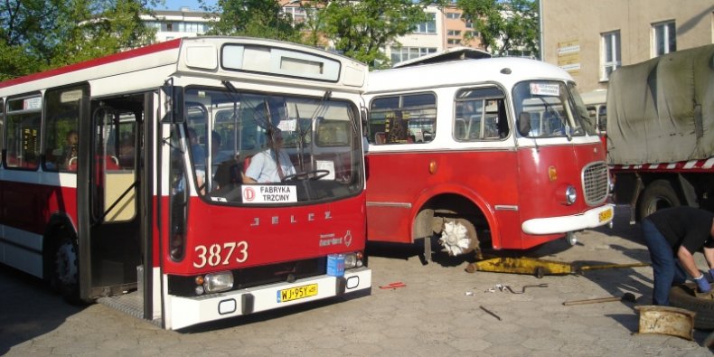 Berliet PR100 - odrestaurowany autobus warszawskiego Klubu Miłośników Komunikacji Miejskiej przed paradą autobusów (Noc Muzeów 2007 r.). Obok trwa naprawa "kapcia" jaki złapał Ogórek czyli Jelcz MEX 272.