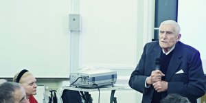 Prof. Witold Kieżun ps. Wypad przemawia po prelekcji