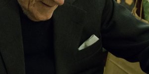 Prof. Witold Kieżun ps. Wypad podpisuje książkę