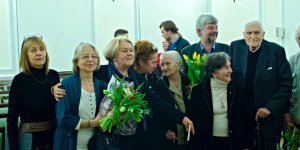 Zdjęcie zbiorowe - Bohaterowie i przyjaciele z Komitetu ds. Cmentarza Powstańców Warszawy