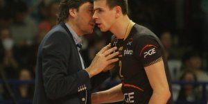 Mariusz Wlazły otrzymuje wskazówki od swojego trenera