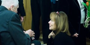 Pani prof. Ewa Pałasz-Rutkowsk, która tłumaczyła film, w rozmowie z prof. Witoldem Kieżunem