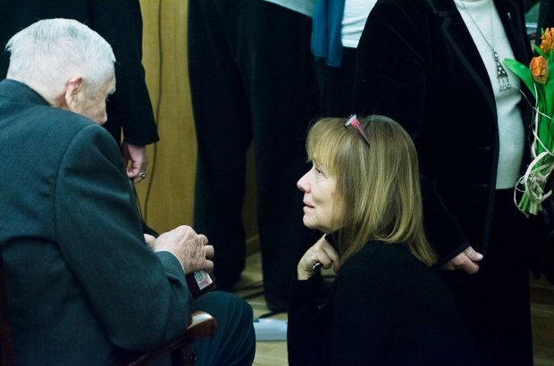 Pani prof. Ewa Pałasz-Rutkowskia, która tłumaczyła film, w rozmowie z prof. Witoldem Kieżunem
