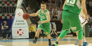 Paweł Chybiak wyprowadza akcję Znicza Basket Pruszków