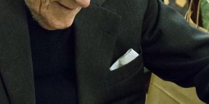 Prof. Witold Kieżun podpisuje książkę