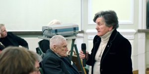 Przemawia pani Wanda Traczyk-Stawska obok prof. Witold Kieżun