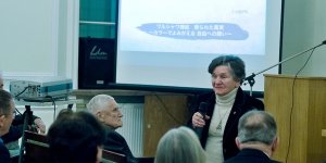 Przemawia pani Wanda Traczyk-Stawska obok prof. Witold Kieżun