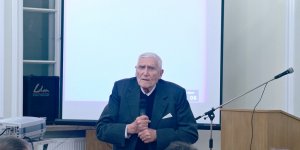 Przemawia prof. Witold Kieżun po zakończeniu prelekcji filmu