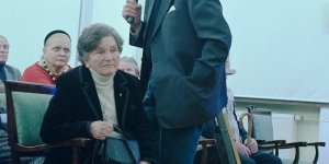 Przemawia prof. Witold Kieżun obok pani Wanda Traczyk-Stawska