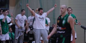 Ławka rezerwowych Legii radośc po zakończeniu meczu
