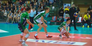 Siatkarze AZS-u przyjmuja atak gości