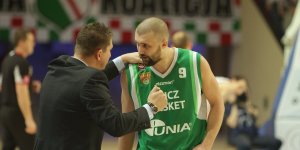 Trener Znicza-Michał Spychała w rozmowie z rzucającym Damianem Janiakiem