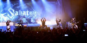 Zespół Sabaton podczas koncertu na Torwarze