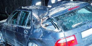 Wichura na Skaryszewskiej - uszkodzony samochód