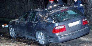 Wichura na Skaryszewskiej - uszkodzony samochód