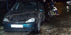 Wichura na Skaryszewskiej - uszkodzony samochód