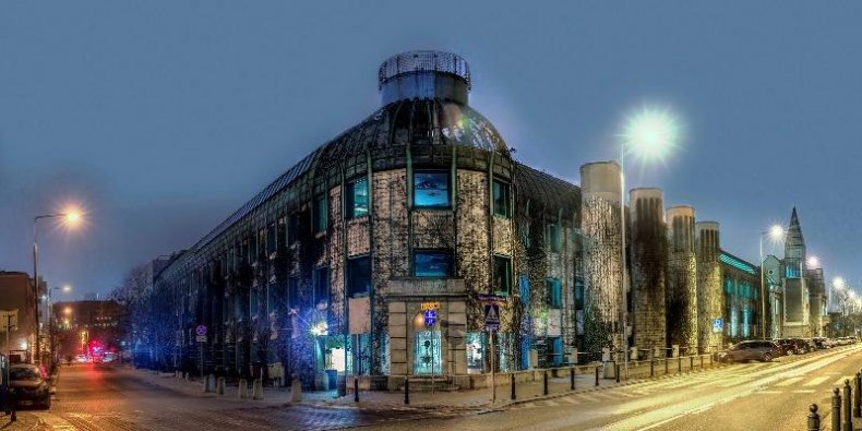 BUW nocą - budynek Biblioteki Uniwersytetu Warszawskiego od strony Wybrzeża Kościuszkowskiego.