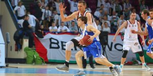 Cezary Trybański stara się zatrzymać koszykarza gości