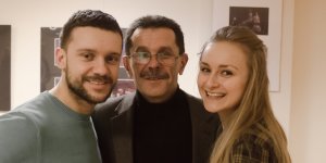 Wernisaż wystawy "Moje miasto nocą". Andrzej Seta ze swoimi studentami.