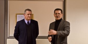 Wernisaż wystawy "Moje miasto nocą". Andrzej Seta (z prawej) i Edward Kalisz - dyrektor Ośrodka Kultury w Dzielnicy Wesoła m.st. Warszawa