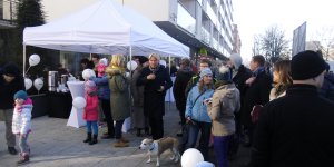 Goście uroczystości w środku prezes Marek Roefler.