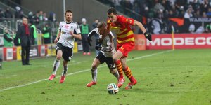 Kuba Kosecki prubuje odebrać piłkę zawodnikowi Jagielonii,
