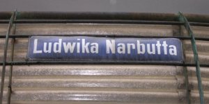 Stara tabliczka z nazwą ulicy Narbutta zachowana na balustradzie balkonu przy skrzyżowaniu z ulicą Puławską