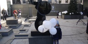 Syrenka z Woli nieśmiale zerkająca zza baloników Zuzia Hernik