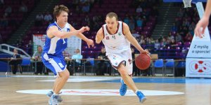 Łukasz Wilczek wyprowadza atak Legii