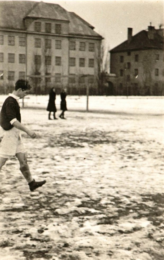 Futbol niezwyczajnych dni - Ze zbiorów Zdzisława Sosnowskiego (boisko w parku jordanowskim, a dzis boisko szkolne Liceum Kołątaja przy ul. Banacha)