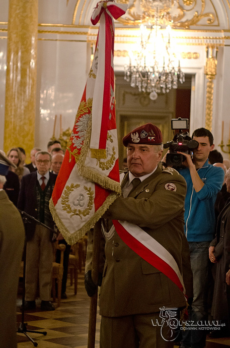 uroczystość na Zamku Królewskim, poczet sztandarowy prowadzi Olgierd Zarzycki „Orkan”