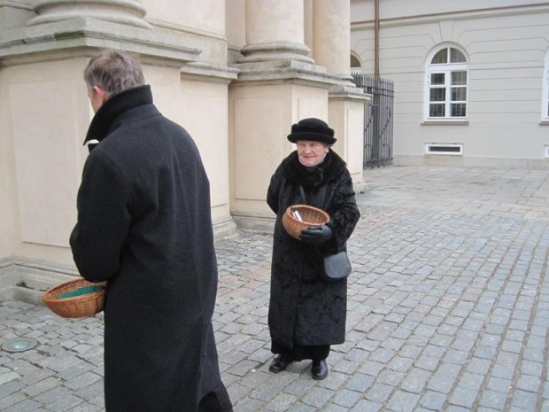 Pani Wanda Traczyk-Stawska tuż przed kwestą. Wiesław Sikorski (tyłem)